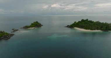 Zamboanga 'da beyaz plajlı bir zamanların panorama manzarası. Mindanao, Filipinler.