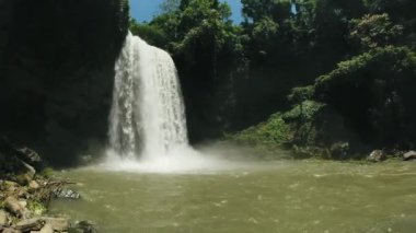 Hikong Alo Şelalesi 'nden gelen su ve sis. Sebu Gölü. Mindanao, Filipinler.