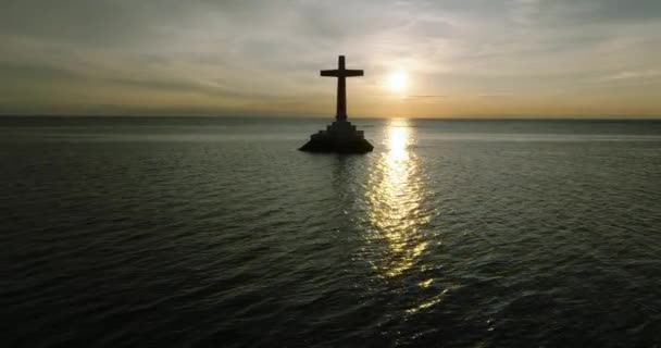 Camiguin Adası Ndaki Denizin Üzerinde Batık Mezarlığın Büyük Bir Haçı — Stok video