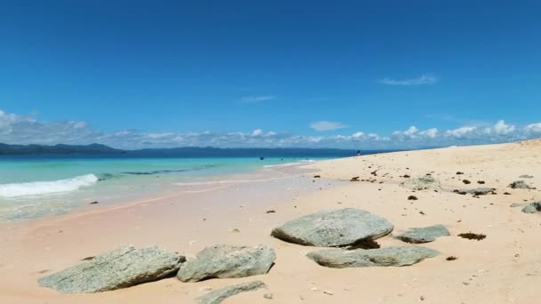 Sandstrand Med Klara Havsvågor Blå Himmel Och Moln Surigao Sur — Stockvideo