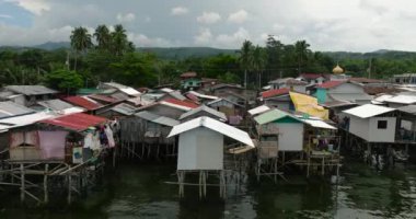 Zamboanga del Sur sahilindeki Stilt evleri. Gökyüzü ve bulutların altındaki temiz su. Mindanao, Filipinler.