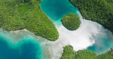 Güneş ışığı yansımalı turkuaz okyanus suyu. Sohoton Koyu üzerindeki sahil ve göl. Surigao del Norte, Filipinler.