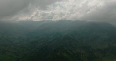Filipinler 'deki Dağ Vadisi ve Yeşil Tepeler. Mindanao..