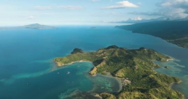 Gök mavisi ve mercan resifleriyle çevrili güzel bir ada manzarası. Uyuyan Dinozor Adası. Mati, Davao Oriental. Filipinler.