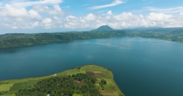 ラナオ サーのダパオ湖 青空と雲の下に農地を持った山 ミンダナオ フィリピン — ストック動画