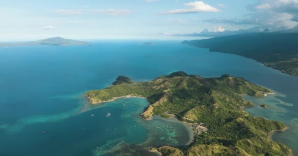 Вид Зверху Острів Красивим Утворенням Землі Блакитними Кораловими Рифами Оточенні — стокове відео