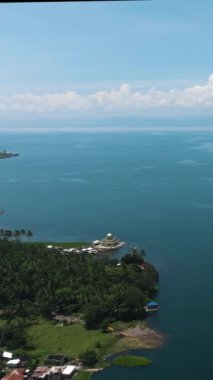 Lanao del Sur 'daki Lanao Gölü' nün insansız hava aracı manzarası. Mavi gökyüzü ve bulutlar. Mindanao, Filipinler. Dikey görünüm.