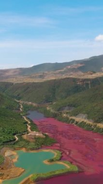 Nikel madeni, yeşilimsi ve bordo su gölünün hava araştırması. Kirli hava ve su. Mindanao, Filipinler. Dikey görünüm.