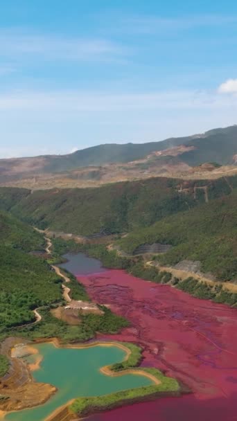 Levantamento Aéreo Mina Níquel Lago Água Esverdeado Borgonha Poluído Água — Vídeo de Stock
