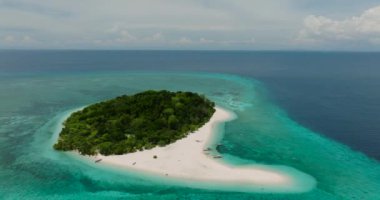 Mantigue Adası 'ndaki toz beyazı kumsallar. Mavi gökyüzü ve bulutlar. Camiguin, Filipinler.