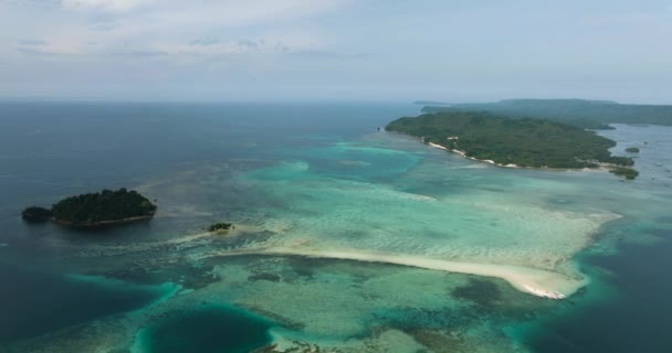 ビーチとサンゴ礁を備えた熱帯諸島の空中ビュー バロボ スリガオ フィリピン — ストック動画