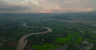 Tropikal manzara: Tarım arazileri ve dolambaçlı nehirleri olan tarım arazisi. Bukidnon, Filipinler. Mindanao..