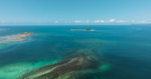 Isola Tropicale Con Spiaggia Sabbiosa Mare Blu Cielo Nuvole Isola — Video Stock