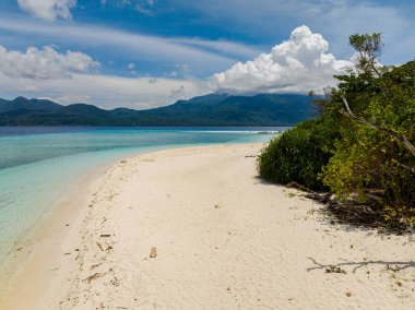 Mantigue Adası 'nın beyaz kumlu sahilinde güzel dalgalar. Camiguin, Filipinler.