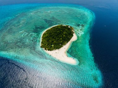 Mantigue Adası turkuaz ve güneş ışığı yansıması olan mavi denizle çevrilidir. Camiguin, Filipinler. Seyahat hedefi.