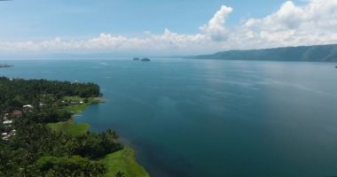 Lanao del Sur 'daki Lanao Gölü. Mavi gökyüzü ve bulutlar. Mindanao, Filipinler. Seyahat kavramı.