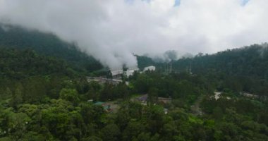 Dağlardaki jeotermal enerji santrali. Jeotermal enerji üretim tesisi. Mindanao, Filipinler.