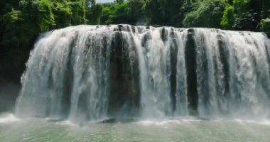 Tinuy-an Şelalesi 'nin beyaz su perdesi akıntısı. Bislig, Surigao del Sur. Filipinler.