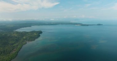 Deniz koyunda turkuaz suyu olan güzel bir tropikal ada. Mindanao, Filipinler.