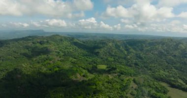 Dağlardaki tropik yeşil orman ve Filipinler 'in dağlık kesimlerindeki orman tepeleri. Mindanao. Yukarıdan üst görünüm.