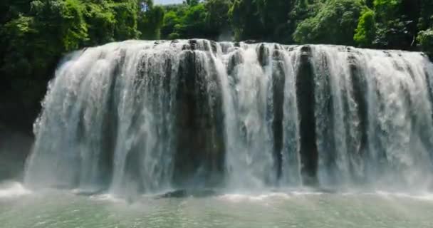 白い水のカーテン ストリーム ビスリグ スリガオ フィリピン — ストック動画