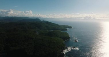 Bu tropikal manzaranın muhteşem bir üst görüntüsü. Surigao del Sur, Mindanao, Filipinler.