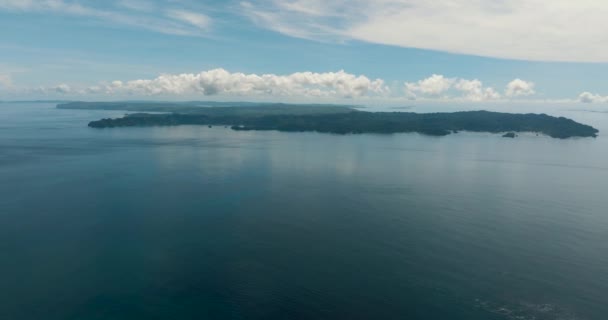 Mavi Denizi Olan Güzel Tropikal Bir Manzara Mavi Gökyüzü Bulutlar — Stok video