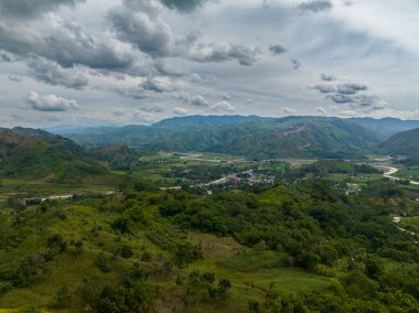Tropik dağ sırası yağmur ormanlarıyla kaplı. Bulutlu mavi gökyüzü. Mindanao, Filipinler
