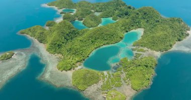 Tinago Adası 'ndaki lagünlerin hava araştırması. Turkuaz suyu olan güzel bir sahil. Surigao del Norte, Mindanao, Filipinler.