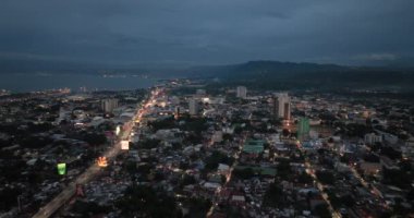 Geceleri ışıklar titreşen modern bir şehir. Cagayan de Oro. Mindanao, Filipinler. Şehir manzarası.