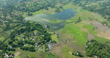 Seloton Gölü 'nün çevresindeki tarım arazileri ve balık çiftliği ile çok güzel bir manzara. Sebu Gölü. Mindanao, Filipinler.