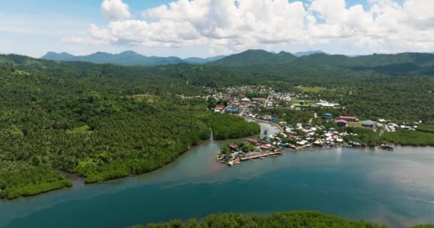 海の上に建てられた小さな家の村の空中ビュー タガナアンに小さな港がある町 ミンダナオ フィリピン — ストック動画