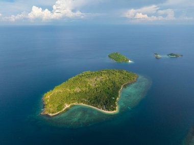 Buh-buh Plajı ve Zamboanga 'daki Once Islas' ın Simoadang Plajı. Mindanao, Filipinler.
