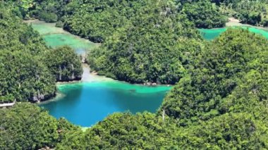 Tinago Adası 'nda yeşil gölü olan küçük adalar. Filipinler. Büyütme görünümü.