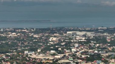 Modern binaları ve kuleleri olan kıyı şeridi. Zamboanga Şehri, Filipinler.
