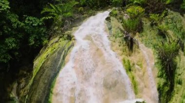 Sülfürik kaplıcayı çevreleyen güzel yeşil hava manzarası. Maco, Davao de Oro. Mindanao, Filipinler.