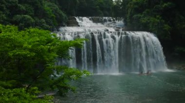 Ormanla çevrili su akıntısı. Minik Şelale. Bislig. Surigao del Sur, Filipinler.