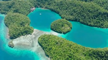 Sohoton Koyu 'nda lagünleri olan küçük adalardan oluşan hava perspektifi. Bucas Grande Adası. Mindanao, Filipinler.