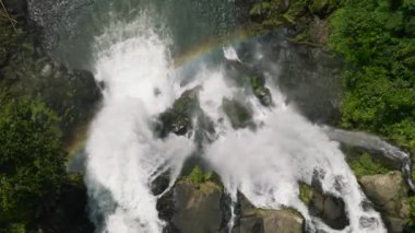 Ağır çekimde aşağı akan suyla kayalık yapılar. Limunsudan Şelalesi. Mindanao, Filipinler.