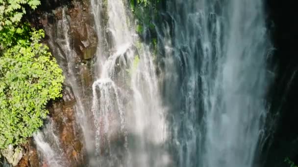 Wasser Fließt Über Die Felsstrukturen Der Tinago Falls Mindanao Philippinen — Stockvideo