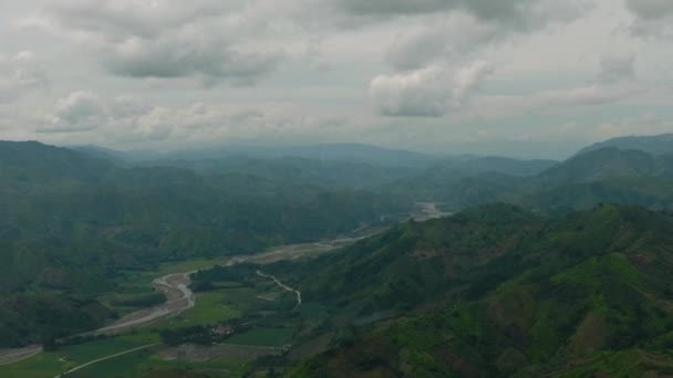 Drone Widok Tropical Mountain Zielonych Wzgórz Gospodarstw Rolnych Pobliżu Rzek — Wideo stockowe