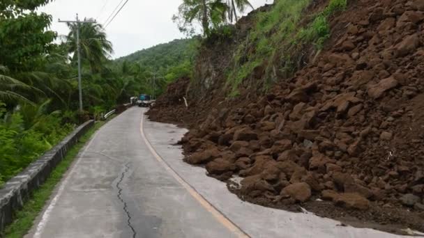 Landverschuivingen Als Gevolg Van Zware Regenval Blokkeren Bergweg Filippijnen — Stockvideo