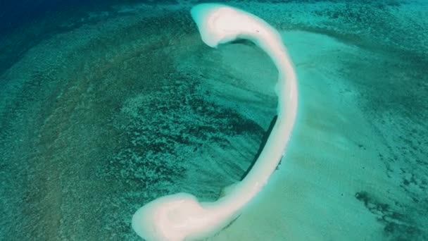Bílý Ostrov Krásnými Vlnami Čistá Voda Korálové Útesy Camiguinův Ostrov — Stock video
