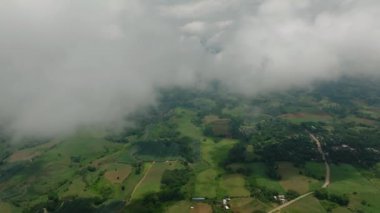 Tropik tarım arazileri ve çeltik tarlaları üzerindeki sis ve bulutlar. Mindanao, Filipinler.
