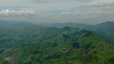 Dağ vilayetindeki vadi manzarası. Filipinler 'in dağlık kesimlerindeki orman tepeleri. Mindanao..
