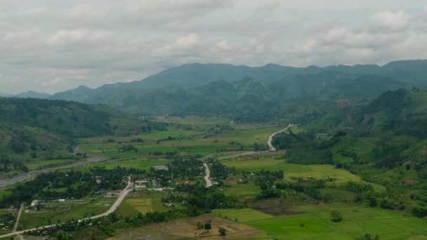 川を流れるパディ農地と水がある緑の山 ミンダナオ フィリピン — ストック動画
