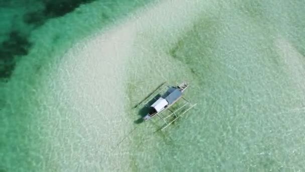 透明なターコイズ水の上に浮かぶボートのトップビュー サマル ダバオ フィリピン — ストック動画