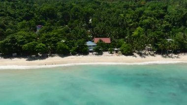 Sahildeki turkuaz deniz suyunun beyaz sahilli havadan görüntüsü. Samal Adası. Davao, Filipinler.
