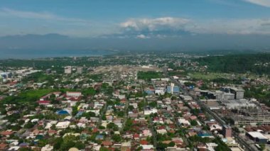 Davao, City 'de modern binalar ve işlek sokaklar olan manzaralı bir yer. Mindanao, Filipinler.