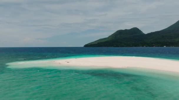 Letecký Pohled Průzračné Modré Moře Vlnami Písečné Pláži Seascape Bílým — Stock video